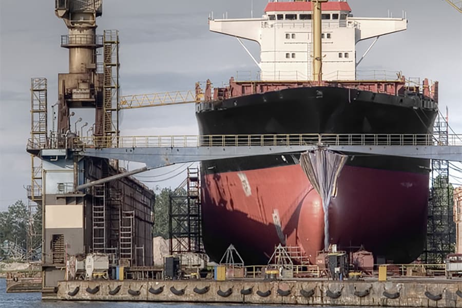 瓦锡兰瑞士维修服务公司的员工在世界各地的海域进行船上维修和改装工作。