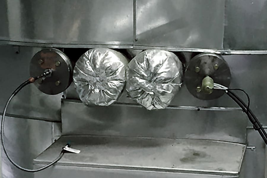 使用法兰将船用 testo 350 的探针安装在废气管道采样口