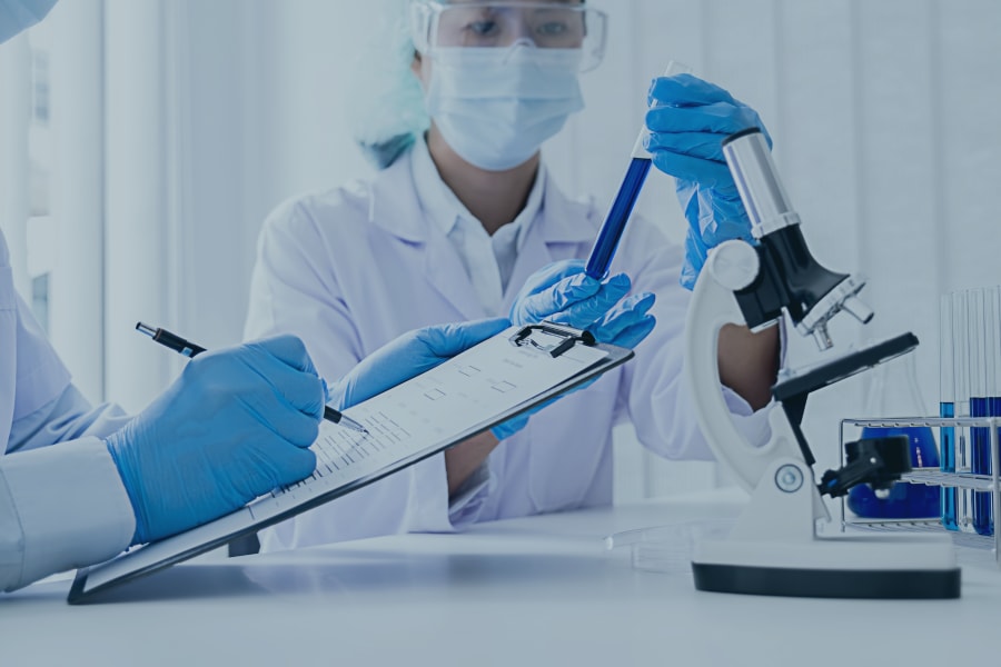 几位医生，拿着写字板和显微镜