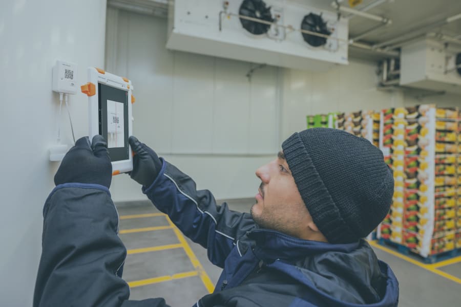 员工在仓库检查数据记录器