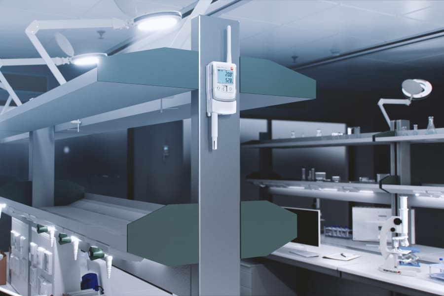 testo 150 记录仪配有 testo Ultra Range 通信模块，可测量实验室中的温度和湿度。