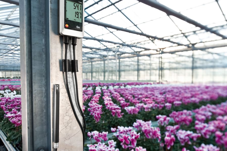 用数据记录仪测量温室内的湿度