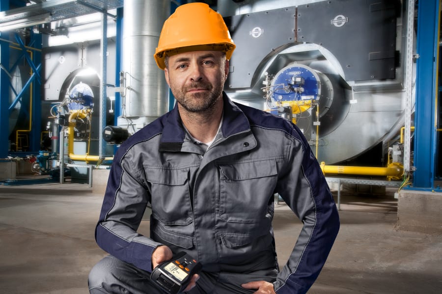 服务技术员、工艺工程师和设施经理