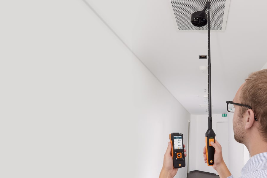 使用 testo 440 多功能测量仪测量出口处的流量