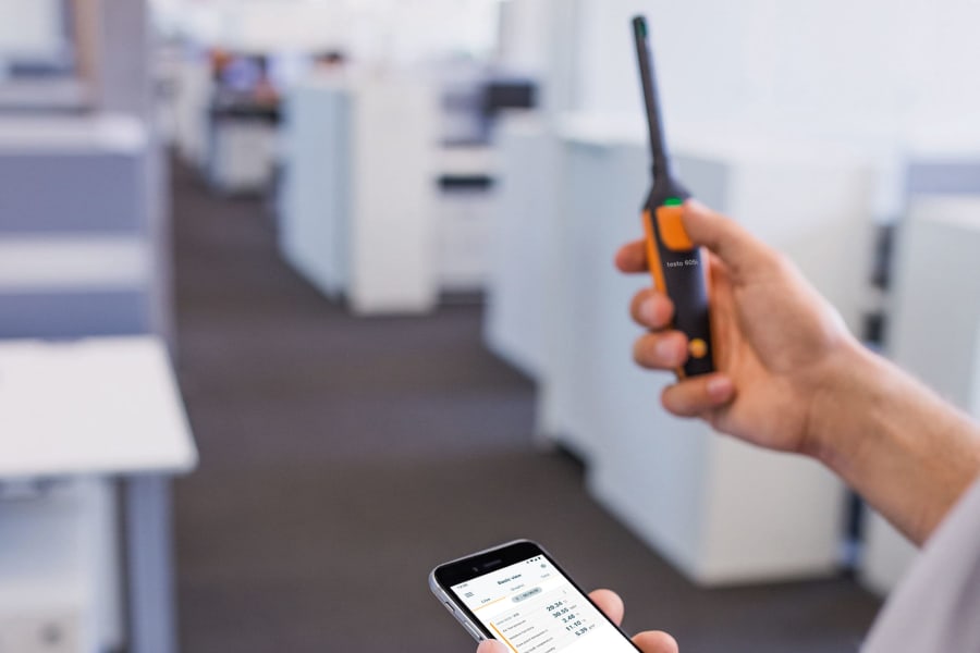 由智能手机操作的温度计