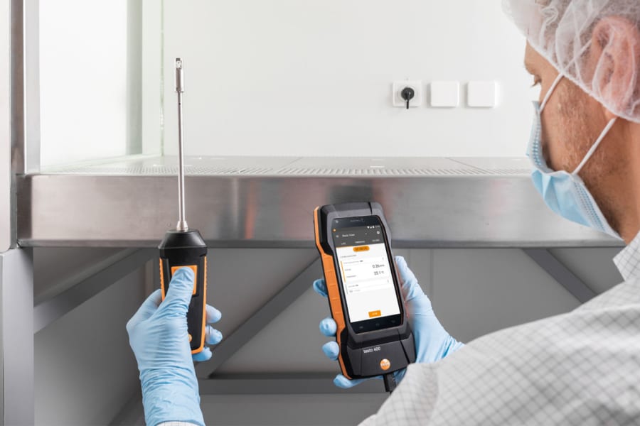 在洁净室的层流柜中进行测量