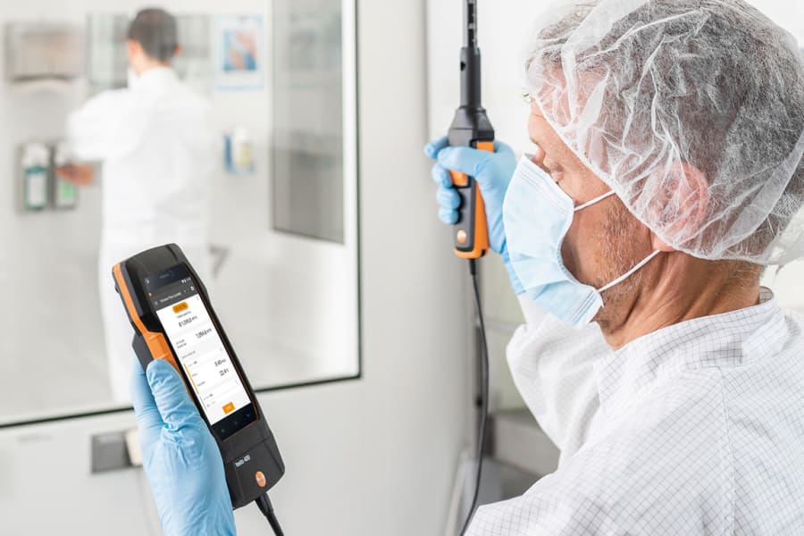 在洁净室的通风柜进行测量