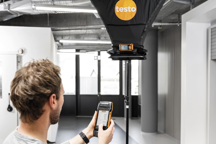 使用 testo 400 和体积流量罩进行出口测量