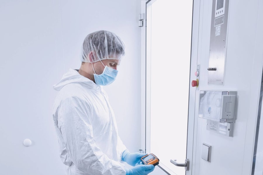 使用高精度 Testo 测量仪器测量洁净室中的压差