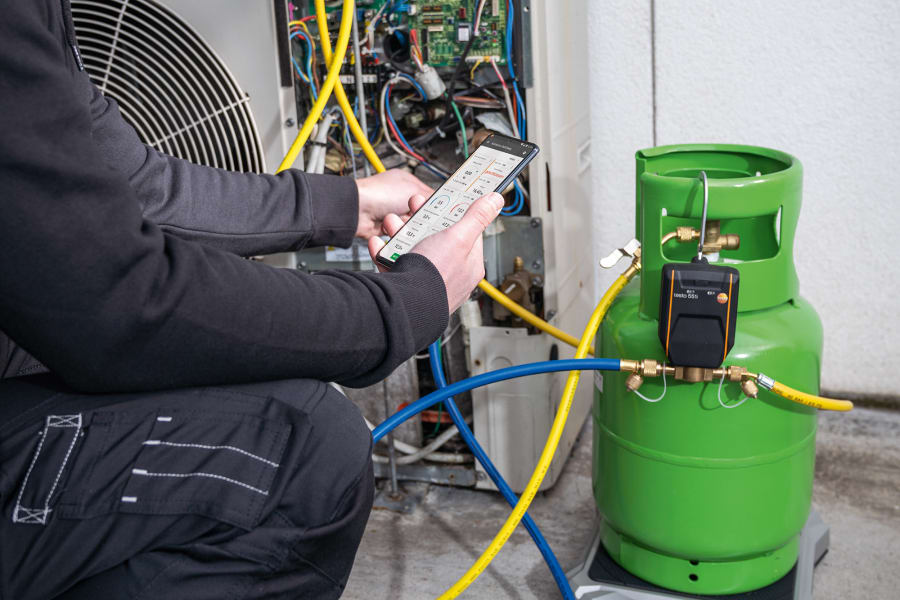 使用 testo 560i 制冷剂秤填充制冷系统