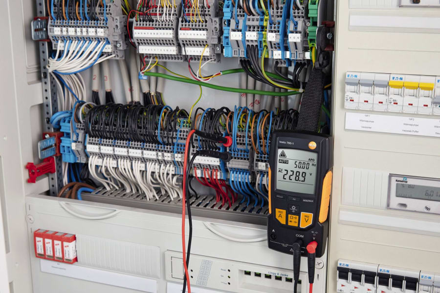 使用万用表测量电流和电压