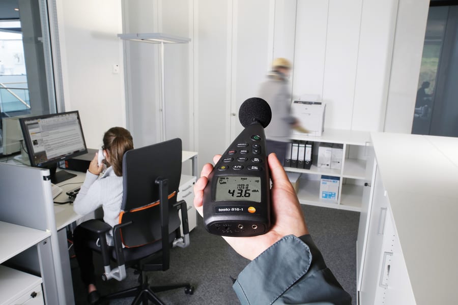 使用 testo 816-1 测量工作场所的声音