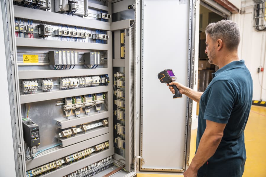 Measurement technology for maintenance and technical facility management