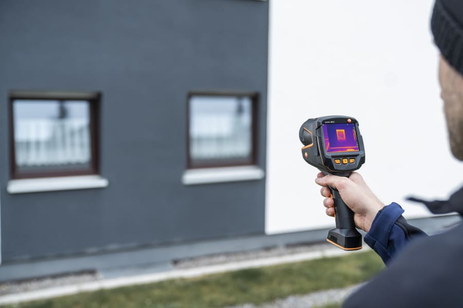 使用烟气测量仪 testo 300 NEXT LEVEL 对供暖系统进行烟气分析