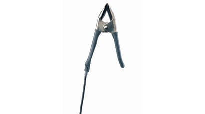 Clamp probe for measurements on pipes