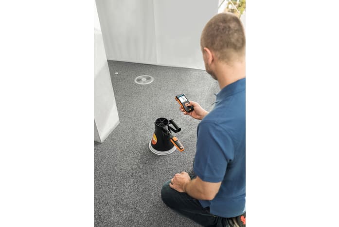 Volumetric flow measurement at plate outlets with vane probe (Ø 100 mm), testovent 417 funnel set, and testo 440