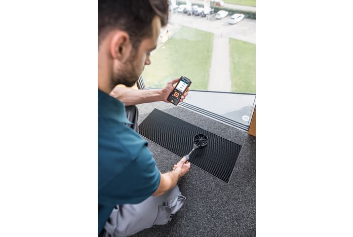 Volumetric flow measurement at  at ventilation grilles with vane probe (&Oslash; 100 mm) and testo 440