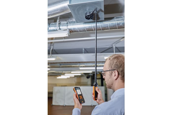 Volumetric flow measurement at ceiling outlets with vane probe (&Oslash; 100 mm) and testo 440