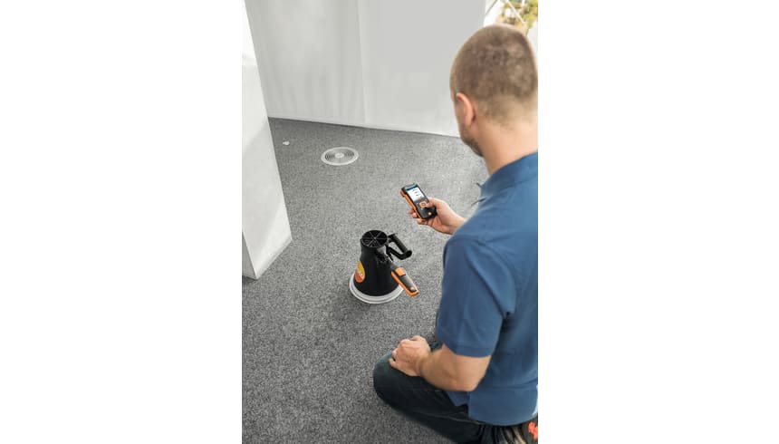 Volumetric flow measurement at plate outlets with vane probe (Ø 100 mm), testovent 417 funnel set, and testo 440