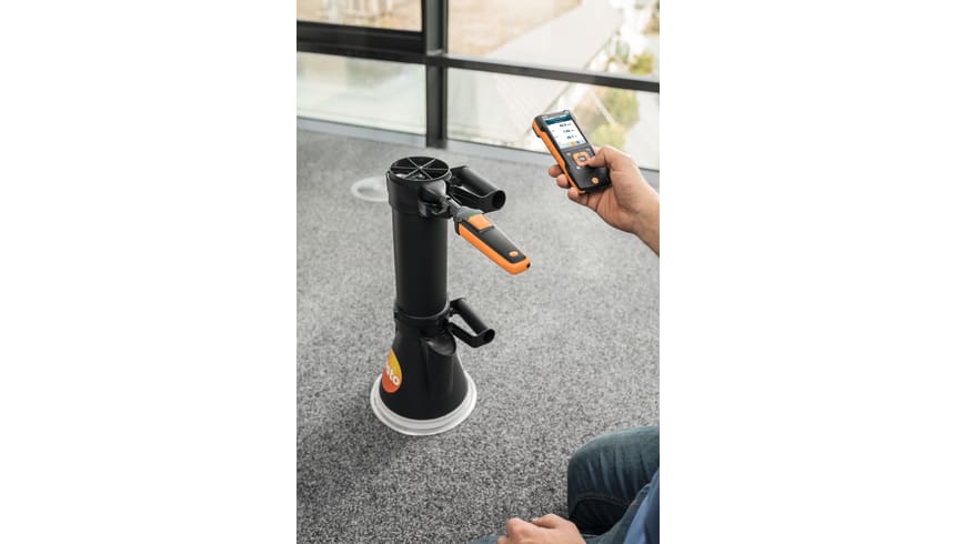 Volumetric flow measurement at swirl outlets with vane probe (Ø 100 mm), volume flow straightener, and testo 440