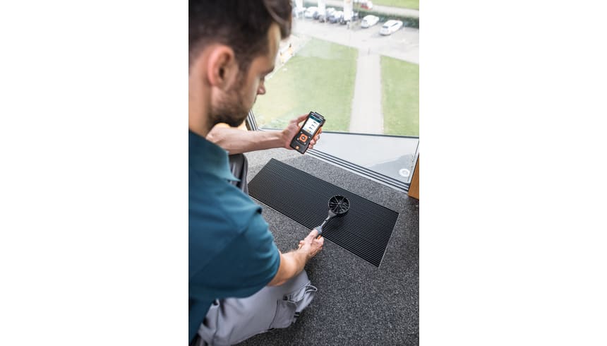 Volumetric flow measurement at at ventilation grilles with vane probe (Ø 100 mm) and testo 440